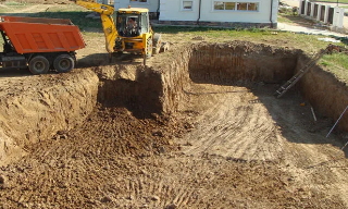 Рытье котлованов под фундамент в Качканаре – цена от 2543 руб. за м3 | 2Землекопа-Кчк