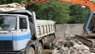 Вывоз строительного мусора с участка в Качканаре недорого от 1526 руб. | 2Землекопа-Кчк